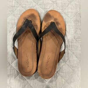 Vionic DanielaBlack Leather Thong Sandals